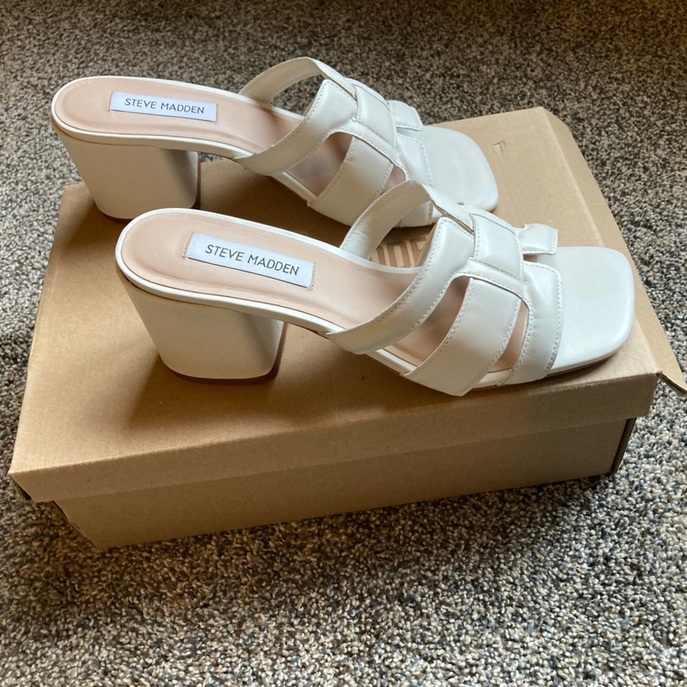 Steve Madden white leather Clover sandal